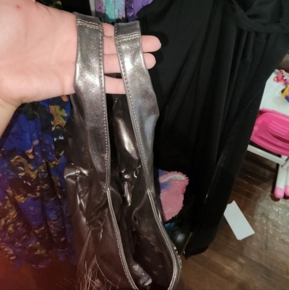 🍂🍁NWOT Rare♡Vintage♡☆Twist of fate☆ Betsey johnson silver bag. - Picture 9 of 10